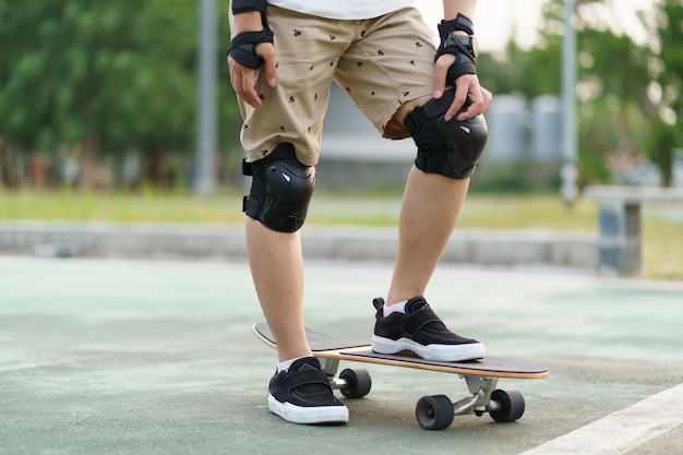 homme s'amusant avec skate dans les rues de la ville