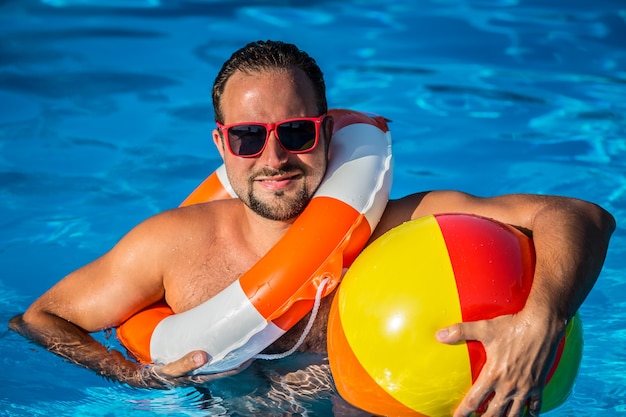 Homme s'amusant en vacances d'été