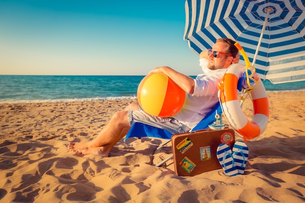 Homme s'amusant en vacances d'été