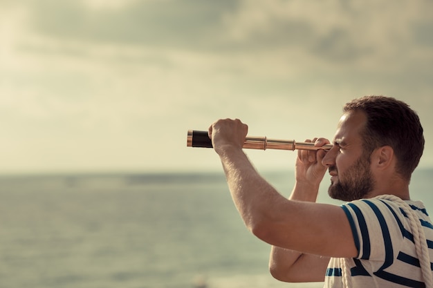 Homme s'amusant en vacances d'été