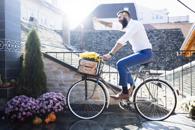 Photo un homme s'amusant à vélo