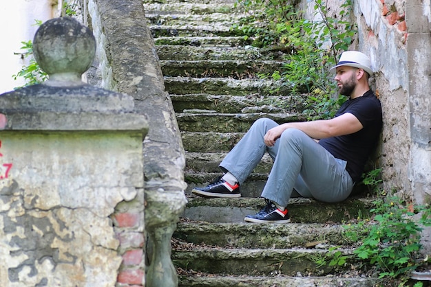 L'homme s'asseoir sur l'escalier abandonné