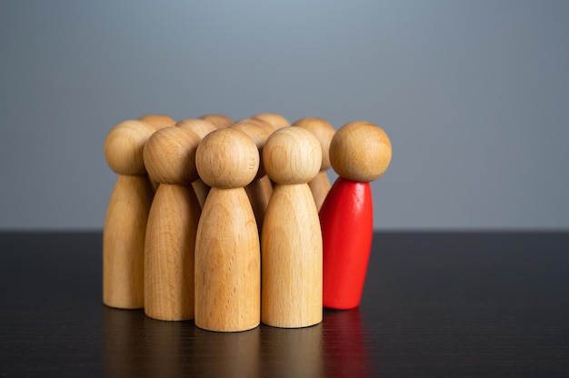 Un homme s'éloigne de la foule Réduction du personnel Exclus de l'équipe Conflit environnement social toxique Optimisation du travail Exclusion des étrangers Réduction du nombre de participants