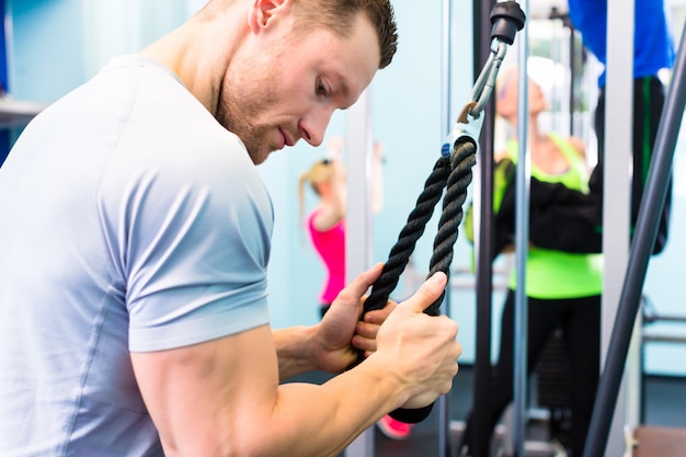 Homme s&#39;entraînant dans un gymnase avec appareil de fitness