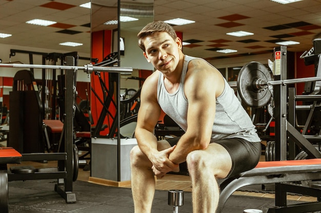 Homme s'entraînant dans la salle de sport locale