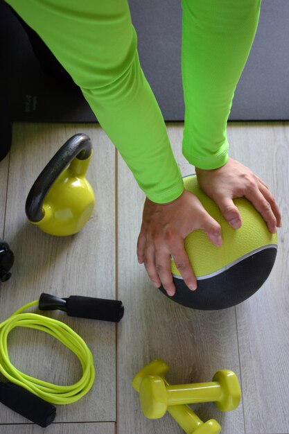 Homme s&#39;entraînant avec kettlebell et médecine-ball à la maison