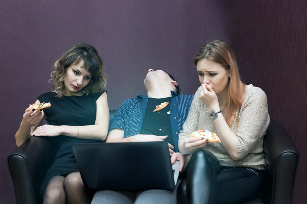 Un homme s'est endormi entre deux filles lors d'un film.