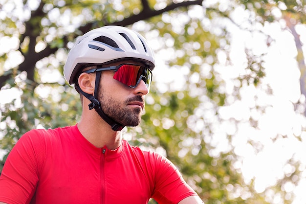 Homme s'habillant à côté de sa camionnette pour faire du vélo