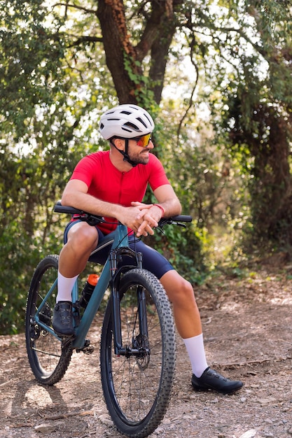 Homme s'habillant à côté de sa camionnette pour faire du vélo