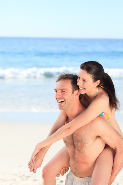 Homme avec sa femme sur la plage