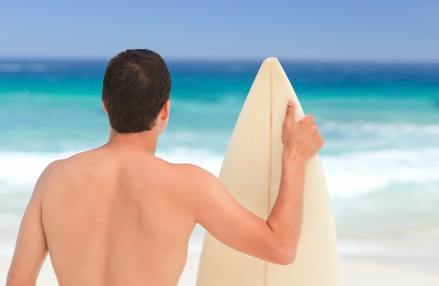 Homme avec sa planche de surf