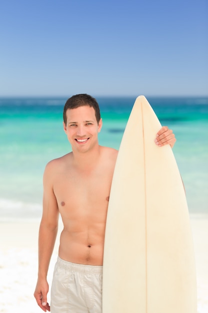 Homme avec sa planche de surf