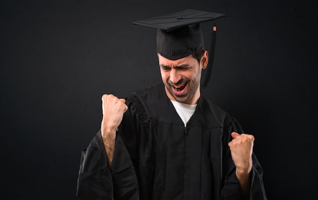 Homme à Sa Remise Des Diplômes Université Célébrant Une Victoire Et Heureux D'avoir Gagné Un Prix