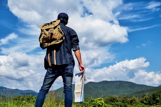 homme avec un sac à bagages à la campagne