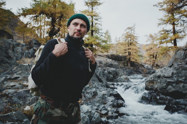 Homme avec un sac à dos dans la forêt