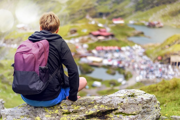 Homme avec sac à dos explorant le lac Balea