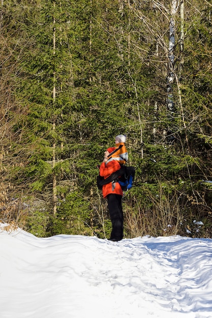 Homme avec sac à dos et fils sur les épaules