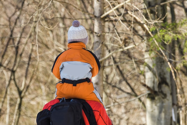 Homme avec sac à dos et fils sur les épaules