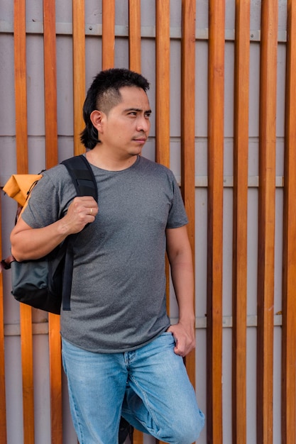 Homme avec un sac à dos marchant dans le parc.