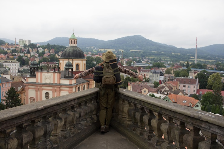 Photo un homme avec un sac à dos profitant d'une vue panoramique sur une ville européenne