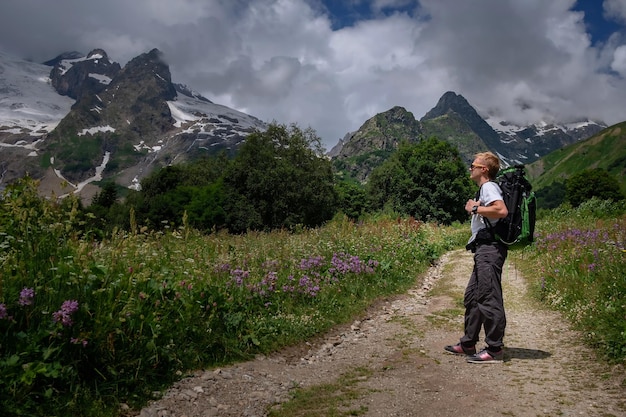 Homme avec sac à dos de randonnée dans les montagnes concept de succès Travel Lifestyle