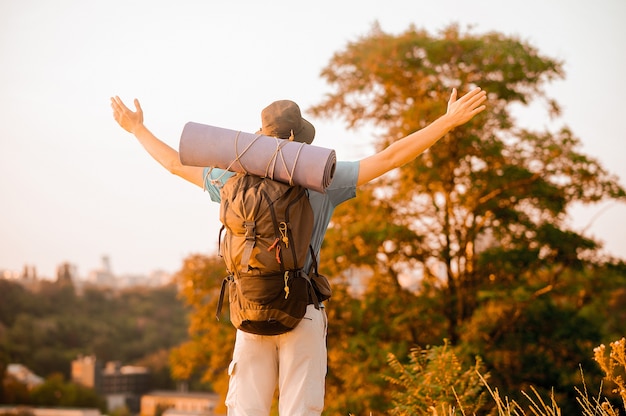 Un homme avec un sac à dos se sentant bien en randonnée