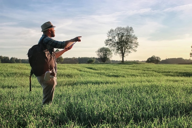 Homme avec sac à dos voyage nature