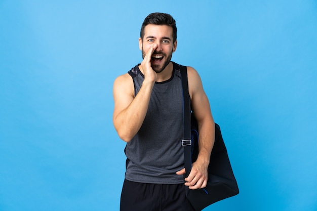 Homme avec sac de sport en studio