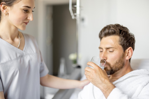 Homme en salle médicale