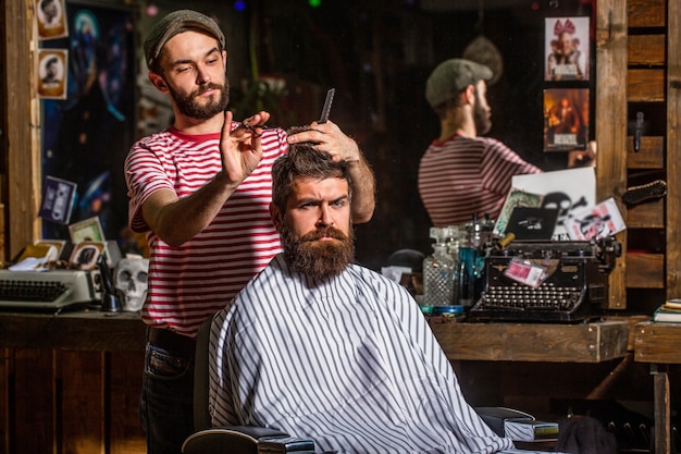 homme en salon de coiffure