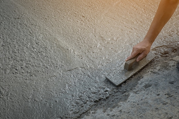 Photo homme sans chaussures dans les travaux de construction