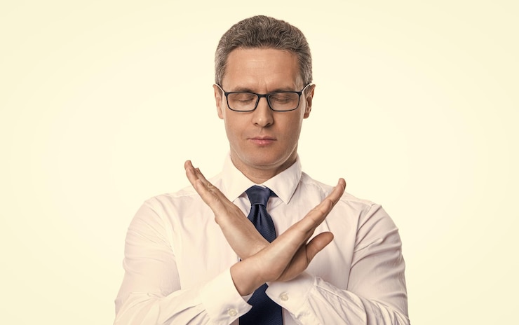 Photo homme sans geste isolé sur l'objection blanche homme ne montrent pas au studio