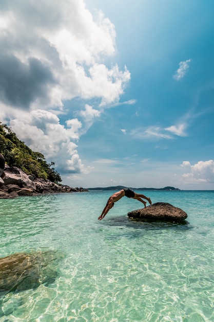 Homme sautant dans l'eau