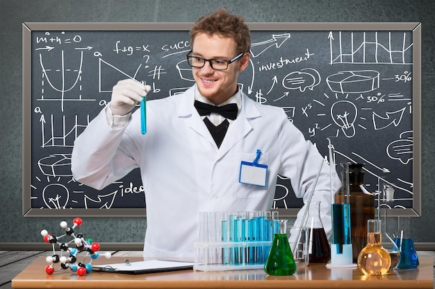 Homme scientifique avec un liquide coloré dans son laboratoire