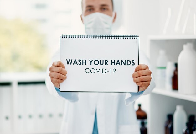 Homme scientifique ou mains avec une affiche pour la pandémie de covid ou un message mondial pour l'hygiène ou l'assainissement au laboratoire Portrait de professionnel médical ou d'employé de la santé avec un signe de précaution contre le coronavirus