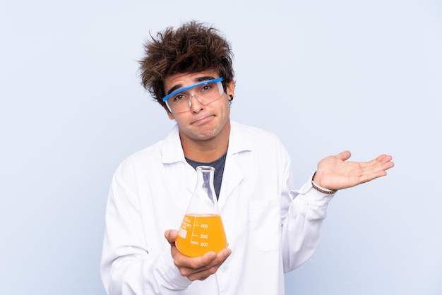 Homme scientifique sur mur bleu isolé