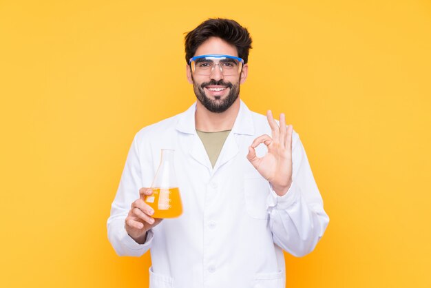 Homme scientifique sur mur jaune isolé