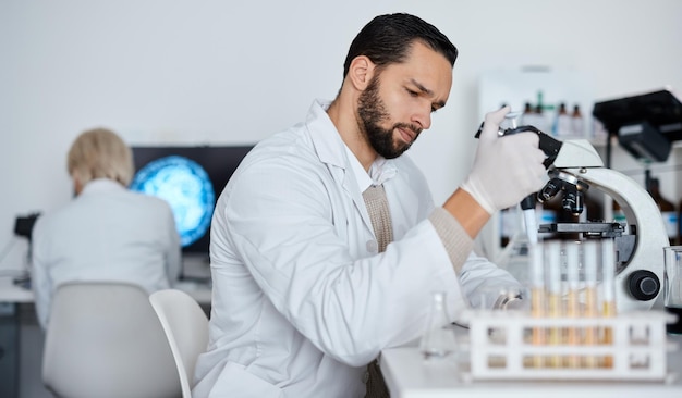 Homme scientifique et recherche en laboratoire avec des tubes à essai compte-gouttes et enquête médicale Travailleur scientifique expert génétique de l'adn et vaccin de soins de santé pour l'innovation médicale et l'analyse pharmaceutique