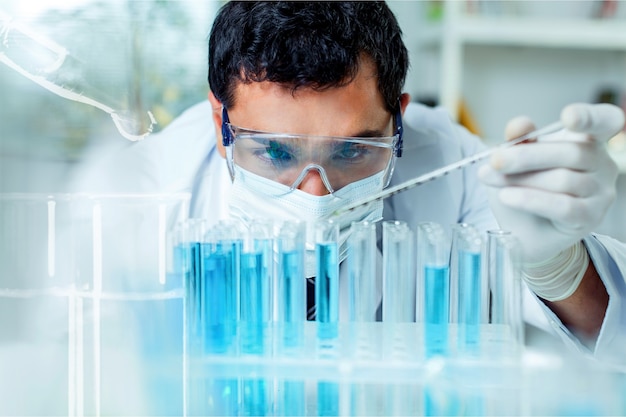 Homme scientifique travaillant au laboratoire