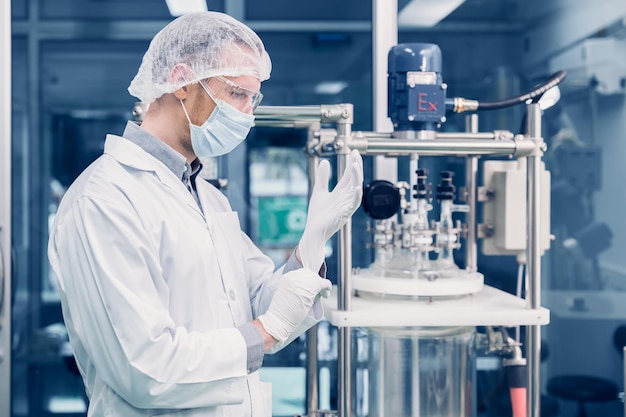 Homme scientifique travaillant l'extraction d'huile de cannabis CBD pour le laboratoire de sciences médicales Extraction d'huile de chanvre Machine de distillation à couche mince dans le processus des usines de laboratoire