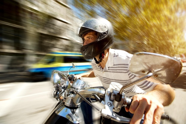 Photo un homme sur un scooter à grande vitesse sur la route avec un fond flou