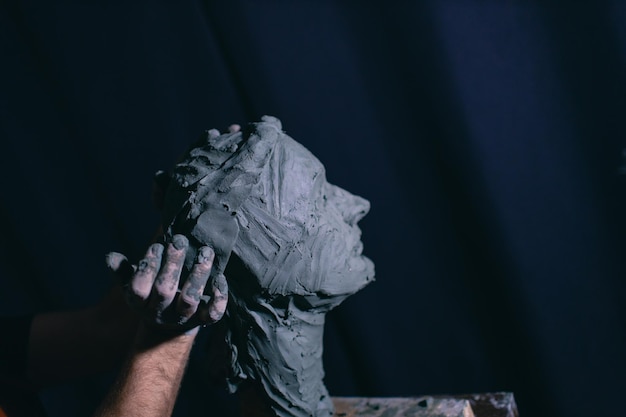 Homme sculpteur crée sculpter buste argile femme humaine sculpture statue atelier de création artisanale