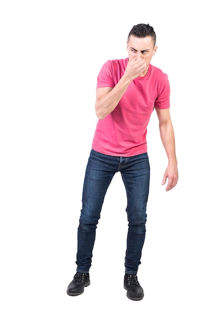 L'homme se bouche le nez à cause d'une mauvaise odeur. fond blanc