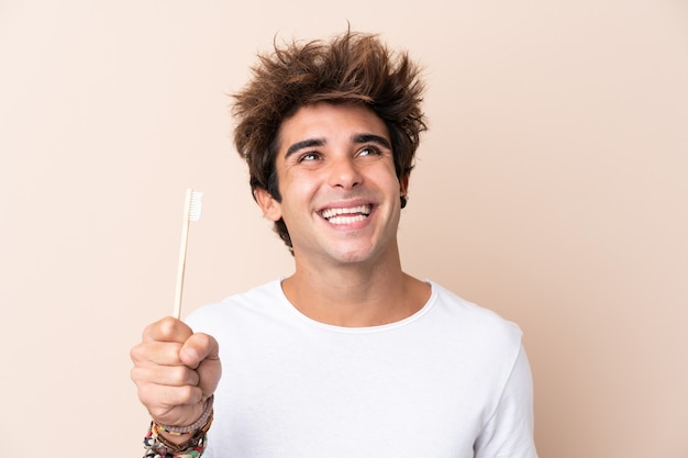 homme se brosser les dents sur le mur isolé