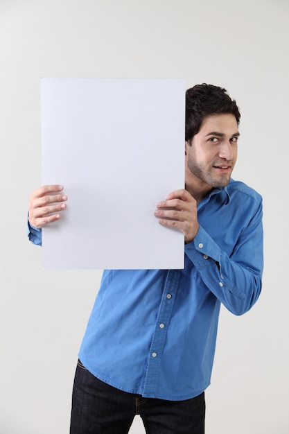 Homme se cachant derrière la carte