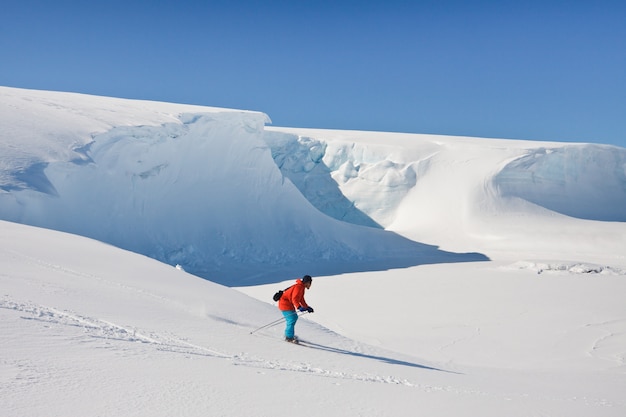 Homme se déplace sur une piste de ski