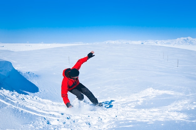 Homme se déplace sur snowboard