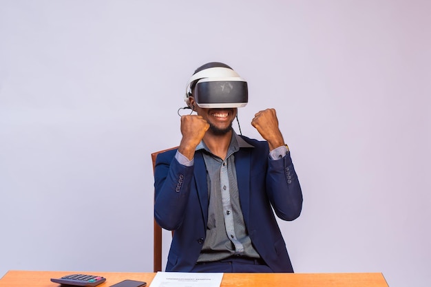 L'homme se détend et joue aux lunettes VR et utilise une tablette futuriste à la maison le concept de la technologie future de la réalité virtuelle métaverse et de l'internet des objets