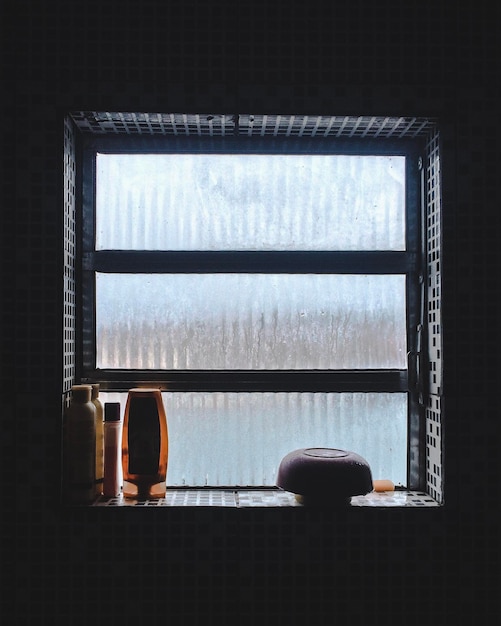 Photo un homme se détend sur le seuil de la fenêtre à la maison