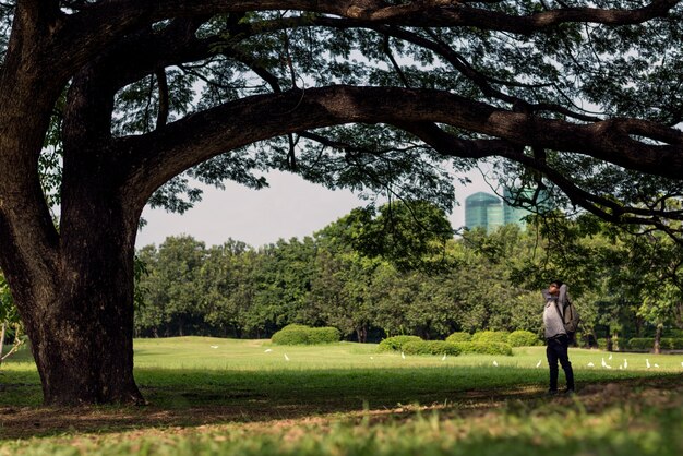 homme se détendre dans le parc naturel.